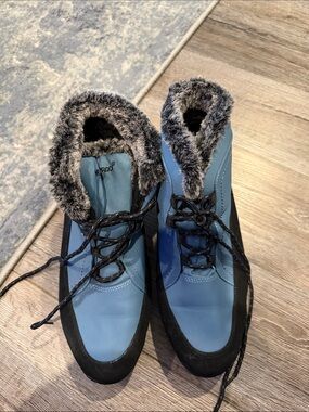 Weatherproof Blue and Black Women's Winter Lace-Up Boots with Faux Fur Cuff